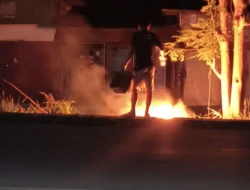 Pengelolaan Sampah di Kabupaten Kupang Disorot, Warga Bakar Sampah di Pinggir Jalan