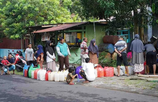 antri minyak