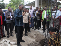 Wagub Johni Asadoma Letakkan Batu Pertama GMIT Imanuel Kukak, Minta Bangunan Diproyeksikan untuk 50 Tahun